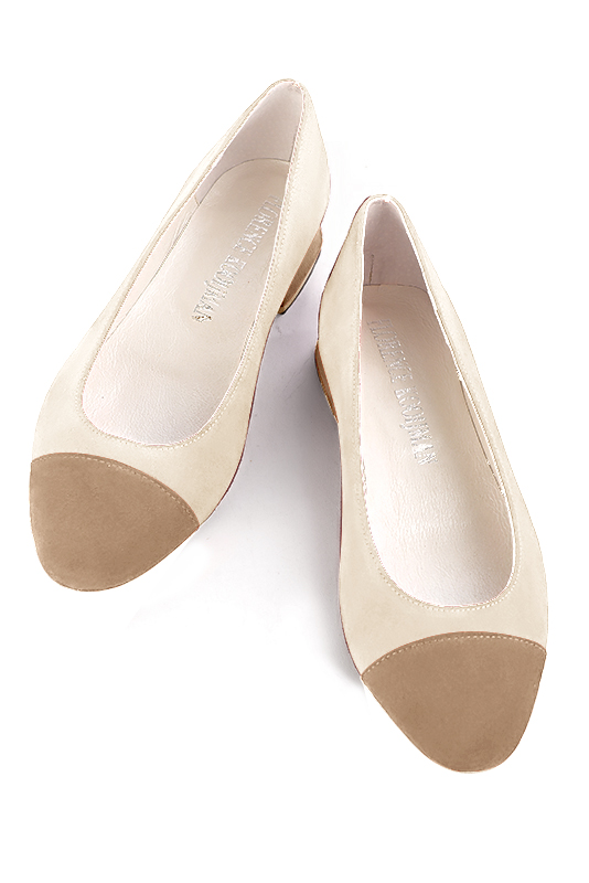 Tan beige women's ballet pumps, with low heels. Round toe. Flat block heels. Top view - Florence KOOIJMAN